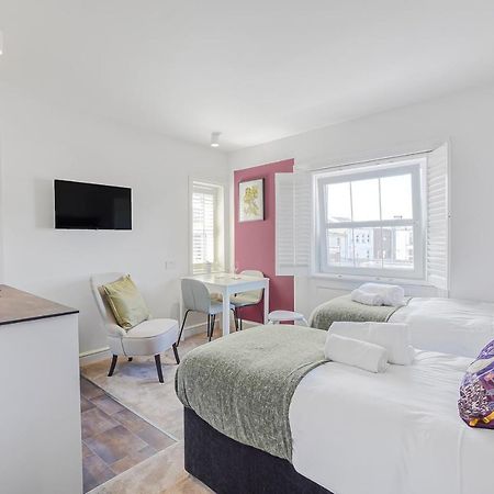 Stylish Eco Aparthotel In Фолкстон Екстериор снимка