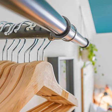 Stylish Eco Aparthotel In Фолкстон Стая снимка