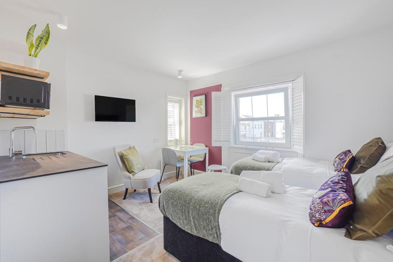 Stylish Eco Aparthotel In Фолкстон Екстериор снимка