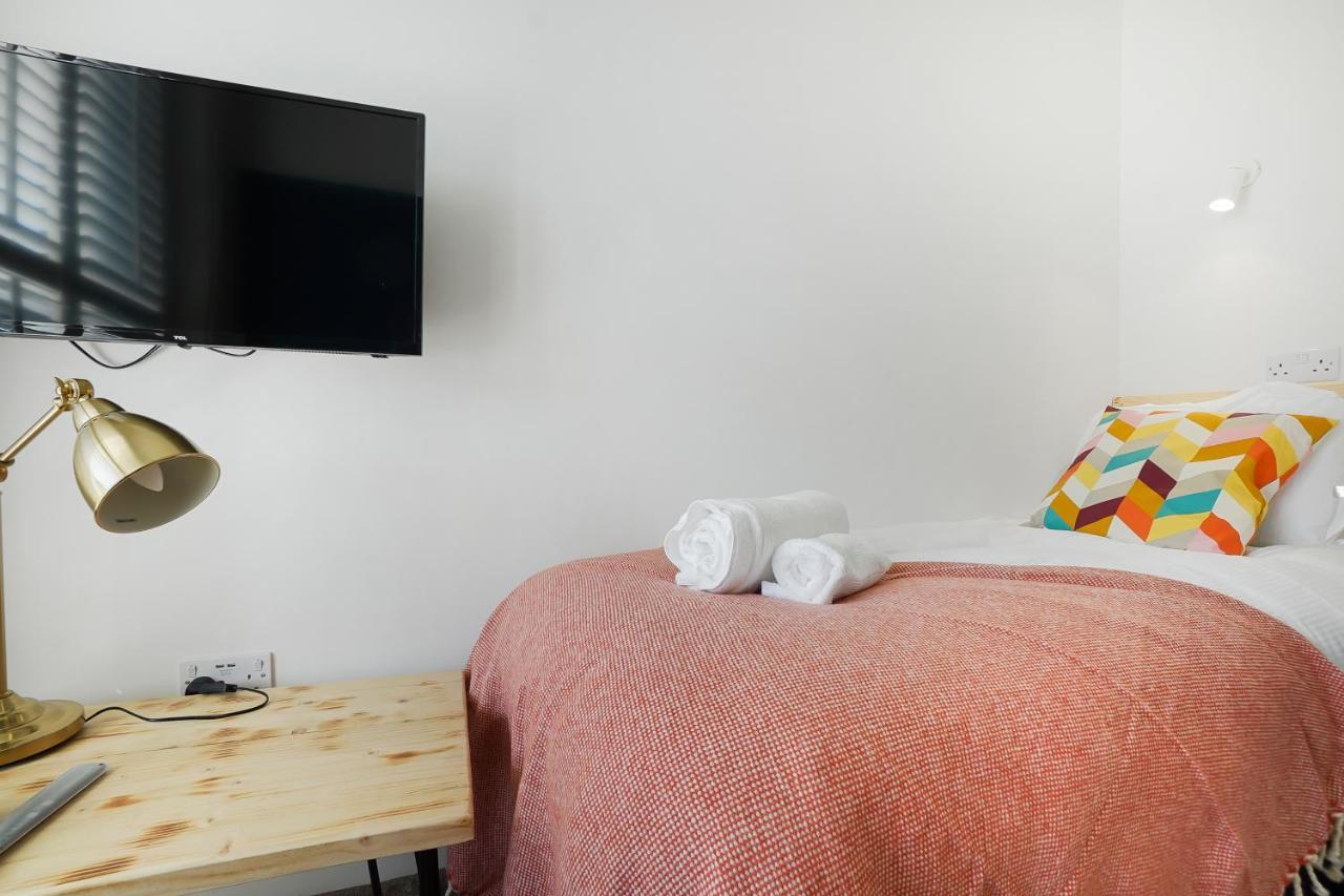 Stylish Eco Aparthotel In Фолкстон Екстериор снимка