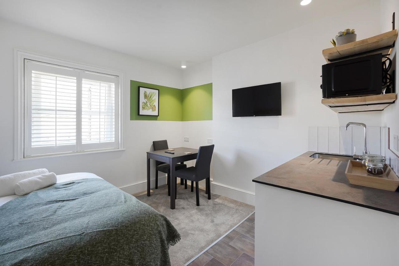 Stylish Eco Aparthotel In Фолкстон Екстериор снимка