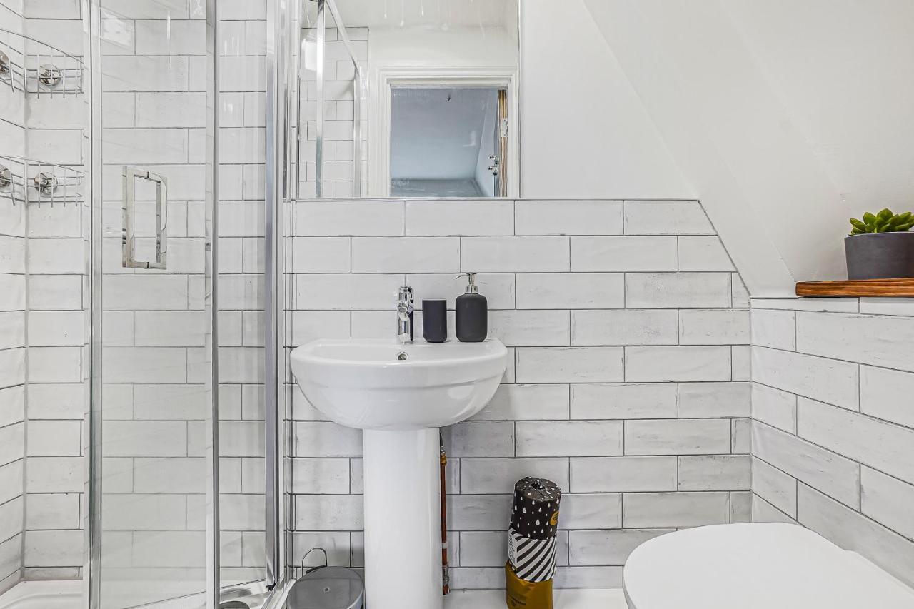 Stylish Eco Aparthotel In Фолкстон Стая снимка