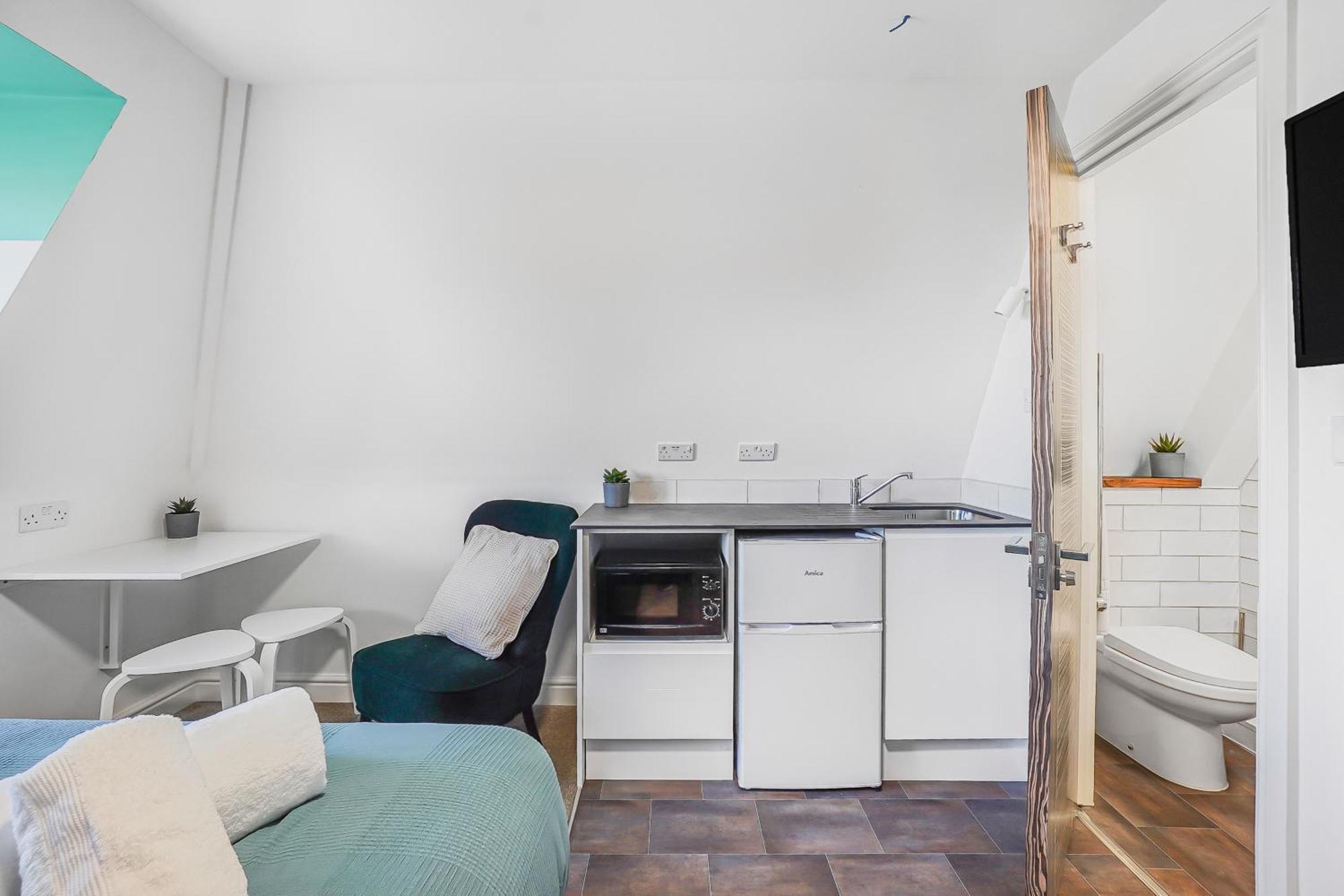 Stylish Eco Aparthotel In Фолкстон Стая снимка
